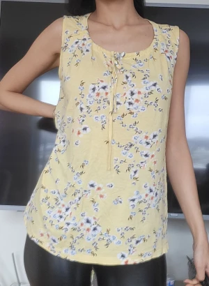 Gul blommig top - Gul fin blommig topp Jag har användat den en gång bara
