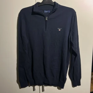 Gant half-zip - En snygg half zip från gant, har aldrig använt den och har bara legat i garderoben. Skick 10/10 Nypris ca 1100:-