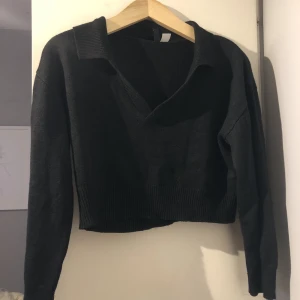 Kort stickad tröja  - En fin stickad kort tröja som tyvärr aldrig blir använd så bara använda några få gånger   Köparen står för frakten 