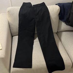 Dickies 874 svart W30L32 - Dickies 874 svart W30L32 men passar lite smalare i midjan. Använda men i fint skick.
