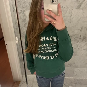 Grön Zadig hoodie  - Fin hoodie från zadig i bra skick men lite sliten säljer pga att jag inte får någon användning för den 