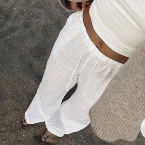 Linnebyxor  - Säljer mina linnebyxor som knappt är använda något då dom är lite  för långa på mig ja är 160 cm lång. Har storlek xs i byxorna dom har fickor på sidan samt dragsko i midjan.  Skriv för mer bilder☺️