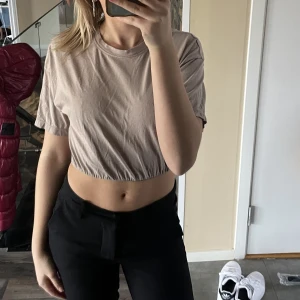 Topp - Säljer denna super fina träningstoppen som man också kan använda som en vanlig topp! Använd ett fåtal ggr! Köparen står för frakten 💞