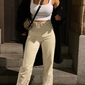 Jeans  - Hej, säljer mina jeans från Gina som tyvärr är för små. De sitter sjukt bra och är långa och raka i benen. 😆