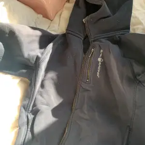 Mörkblå zip up hoodie ifrån Sail Racing , är lite sliten så kom med rimligt pris . Köpare står för frakt 