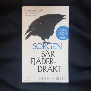 Novell-Sorgen bär fjäderdräkt - En liten pocket som är byggd på lika delar drama, fabel och roman. Skriven av den prisbelönta författaren Max Porter. Nyskick. 
