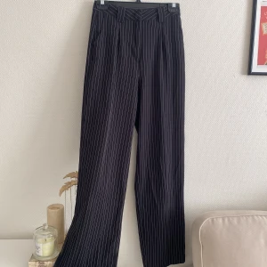 Kostymbyxor perfekt skick - Så snygga kostymbyxor som tyvärr inte kommer till användning! Jättefin passform & faller jättefint. Svart vit randiga!