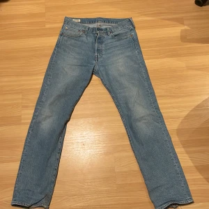 Levis 501 - Levis 501 som passar bra men är lite på trampade men annars inget fel med dom.
