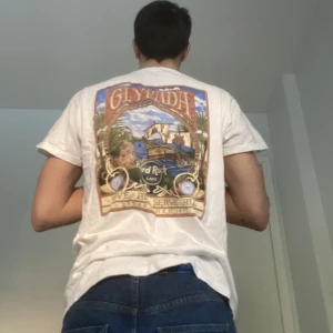 Har rock café t-shirt - Skön t-shirt med snyggt tryck på ryggen. Använt relativt lite, finns inga tecken på användning. Köptes på secondhand för cirka 150kr.