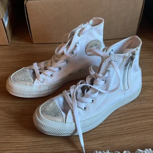 Converse  - Såå coola converse med glitter! Storlek 36/37💗som nya!!
