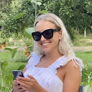 Solglasögon  - Svarta solglasögon som har liknande form som chimi 08. 