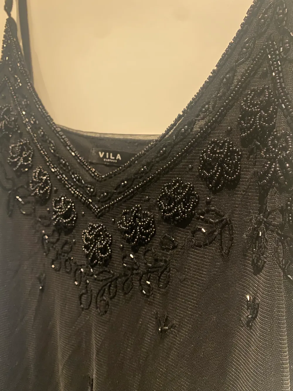 En superfin klänning i svart med pärl detaljer. Klänningen är köpt från Vila för 450, jag säljer den för 150. (Köparen står själv för frakten) ❤️. Klänningar.