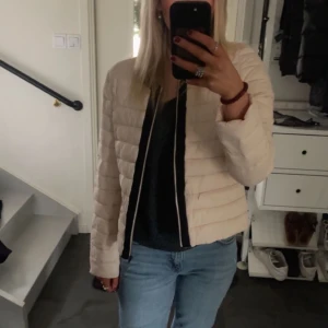 Uniqlo liknande jacka - Intressekoll på min jätte snygga helt oanvända jacka från vila! Helt ny och har endast provats! Den är slutsåld, storleken är one size och passar nog xs/s/m❤️