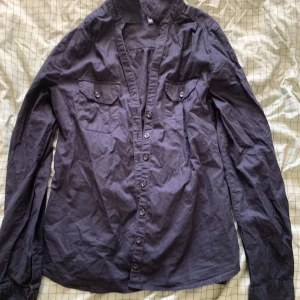 Skjorta - Jättefin svart skjorta i S/Xs 💗 köpt på secondhand så är osäker vart den är ifrån säljer för 29kr! ☺️