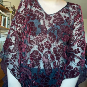 Mesh-tröja med röda blommor - Jättefin tröja, blommorna är i något slags sammetstyg ish Köpt second hand men aldrig använd