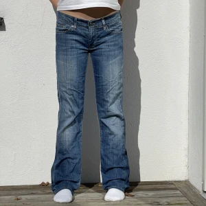 Lågmidjade Jeans - Vintage jeans i märket 7 for all mankind. Jeansen är i mycket bra skick! Jeansen tvättas innan leverans💗Köparen står för frakt! Storlek: 27 Midjemått:76 Innerbenslängd:77 Modellen är 164cm