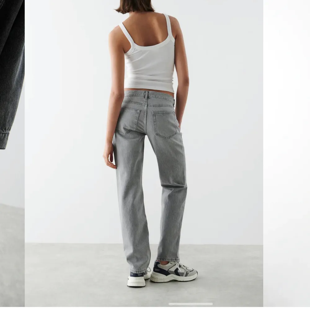 Säljer dessa populära low/midwaist jeans från Ginatricot! Väldigt bra skick! (Frakt tillkommer)💖. Jeans & Byxor.