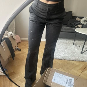 Lågmidjade kostymbyxor - Finaste kostymbyxorna! Lågmidjade och lite utsvängda. Jättebra skick. De har tyvärr blivit för stora för mig och säljer därför dem vidare 💘  Midjemått: 80 Innerbenslängd: 82 (Håller upp byxorna på bilden, de kan sitta mer lågmidjat om man vill) 