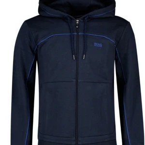 Hugo Boss Kofta - Köpte den begagnad och har knappt använt, ända defekten är snörerna som ni ser på bild 2.  Den sitter väldigt snyggt på förövrigt. Storlek ”Regular fit S” men skulle säga att den är lite liten i storleken då den sitter tight. 💖 