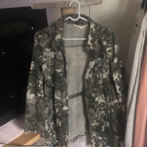 Kamouflage jacka - En nästan oanvänd kamouflage jacka med ”diamanter” vid fickorna🩷