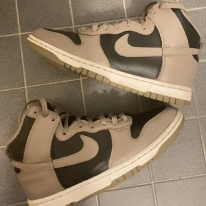 Nike Dunk High Moon Fossil - Nike Dunk High Moon Fossil säljs i Storlek 40väldigt bra skick köpte dem på restocks men har ni ingen användning för dem 
