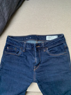 Esprit mid midjade bootcut jeans. - Har bara varit använda få gånger. Kosta runt 850 när jag först köpte dom och säljer nu dom för 500. Plus att dom e nästan helt nya. Dom e bara lite för korta för mig som e 174 men annars passar dom bra för nån som e lite kortare och e typ storlek 32-34