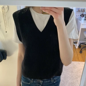 Stickad väst - Stickad väst från H&M som endast är använd 2-3 gånger, i nyskick. 🤍