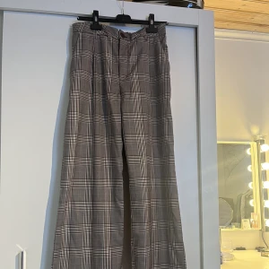 Byxor  - dark academia byxor. Jätte sköna och luftiga byxor i storlek M från H&M. Sälj då det inte är min stil längre