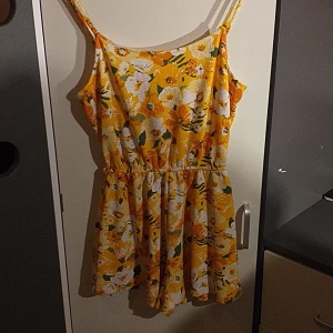 Byxdress - Fin byxdress perfekt för våren. Köpte förra sommaren och använde några gånger men passar inte längre.  Är ganska stor i storleken och kan fungera för vissa S. 🌼🌻 