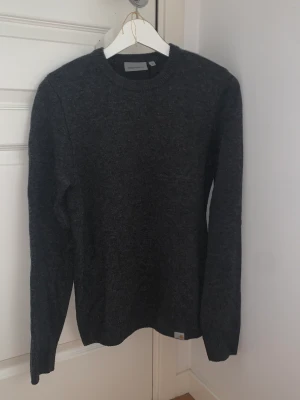 Carhartt, knitted wool jumper in xs - Material: 80% Lammull, 20% Nylon Model: Allen sweater