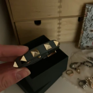 Valentino Armband - Intressekoll!!!!💗💗💗💗Armbandet är äkta. Säljer inte för 200 det är bara för annonsen, kom med eget prisförslag 
