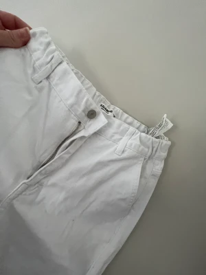 Cargo byxa vit  - Super snygga med fickor 