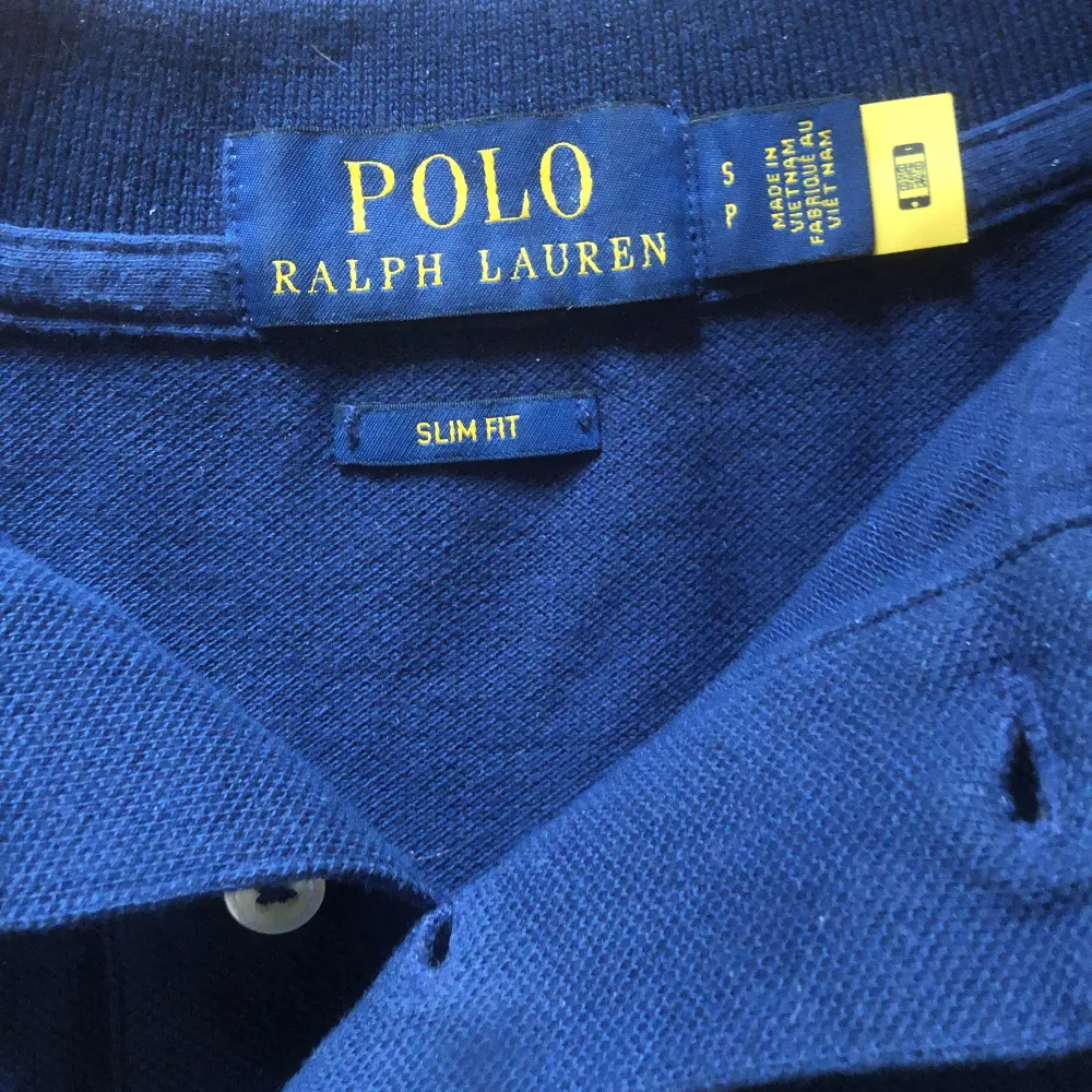 Säljer min snygga Ralph lauren långärmade piké i bra skick. Köptes från Care of Carl för 1299kr förra sommaren.  Använd 2-3 ggr. Öppen för byten!. Tröjor & Koftor.