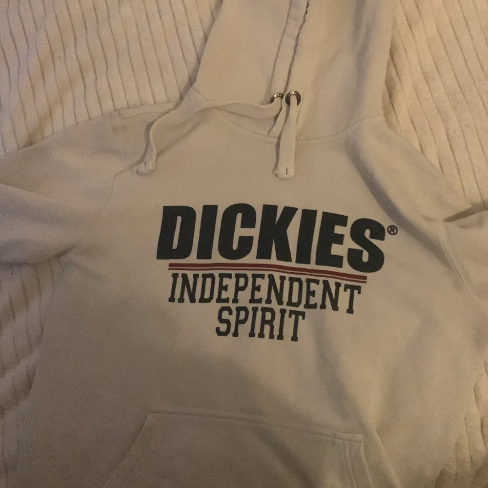 Vit dickies hoodie med huva 🤍Köpt av en kusin men den är för stor jag tror att den är storlek M , och den är lite trasig vid ärmen . Hoodies.