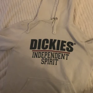 Vit dickies hoodie - Vit dickies hoodie med huva 🤍Köpt av en kusin men den är för stor jag tror att den är storlek M , och den är lite trasig vid ärmen 