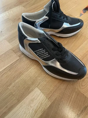 Dam skor  - Säljer dessa fina nya sneakers i storlek:37 a, pris :140kr, ett par nya boots i leopard färg, storlek:37 a, pris: 75kr,olika sommar skor, storlek:37 -38 , hela och fina.pris, 30 kr Per par.