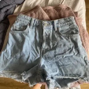 Fina jeansshorts från H&M i storleken 34