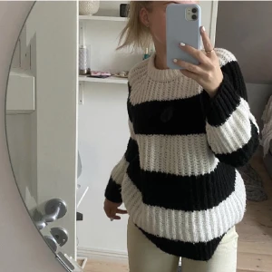 Randig stickad tröja från Zara 🤍🖤 - Vit- och svartrandig mysig stickad tröja från Zara. 🤍🖤 (lånad bild) Skriv om ni vill ha fler bilder❤️ Barnstorlek 164 men sitter som en XS.