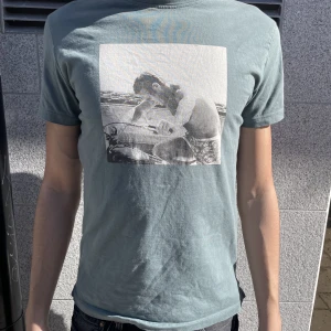 Snygg t shirt med tryck - Säljer denna asnygga t shirten med tryck från Massimo dutti. Perfekt nu till sommaren. Storlek M. Nypris 900.