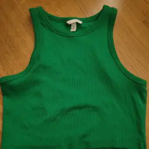 Grönt linne från HM i strl M som använts en gång