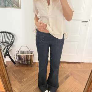 Utsvängda jean - Intressekoll på dessa jeans. Mörkblåa med super coola knappar. Midja 82cm. Är 176cm lång. Köpte dessa second hand så vet ej märket. Men super bra material (ej stretch) Ej bestämt mig för pris men skriv bud till mig privat😊
