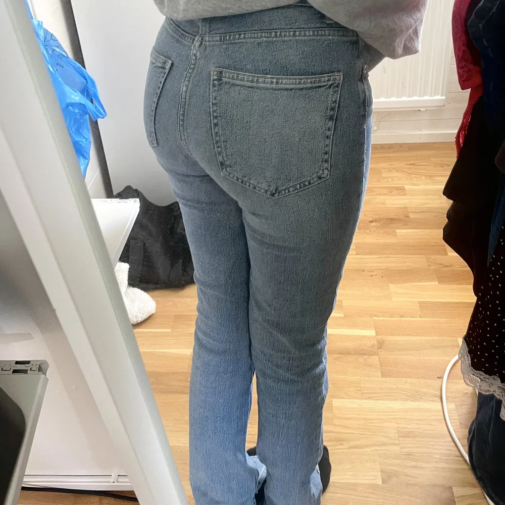 Zara jeans som nya, knappt använda!💓 Perfekt färg nu till sommaren!🥰 Sitter jättefint, även en slits ner till.. Jeans & Byxor.
