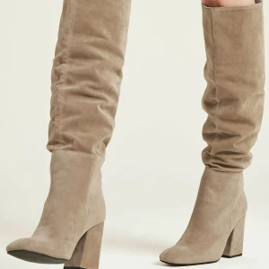  Knähöga stövlar  - Knähöga stövlar med blockklack från pimkie. Klackhöjden är 10 cm. Köpte de för 550kr har aldrig använt de för de är för små. Har storlek 40 men de är små i storleken. Så har man 39/38 så tror jag att de passar. 