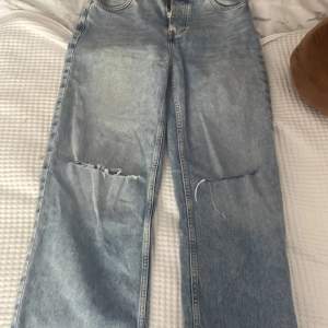 Säljer ett par jeans som jag använt 1 gång fick dessa för några år sen om intresserad kontakta skicka om mer bilder 🫶🏻