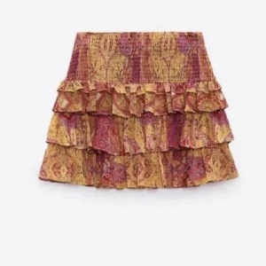 Kjol  - Jag söker denna zara kjol i storlek s 