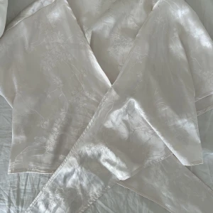 Topp - Säljer denna söta toppen. Jätte skönt material. Använd en gång på alla hjärtans dag 🫶🏼