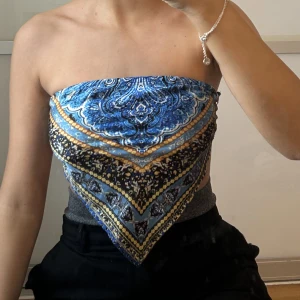 off shoulder topp  - Flermönstrad. Snygg! Bra kvalitet nästan aldrig använd💙💚💕😊 passar allt från XXS-M då man väljer själv hur tajt den ska sitta när man knyter med banden bak 