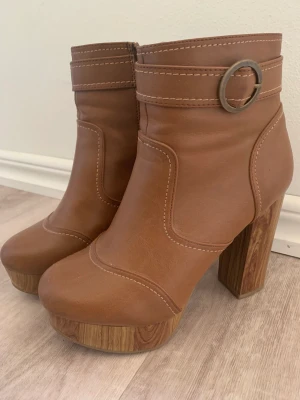 stövlar 37 - Höga fina stövlar. Använda några gånger. Lagom i storlek, 37