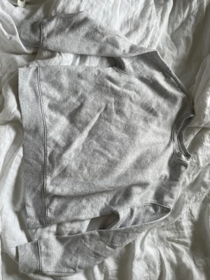 sweatshirt - Säljer två helt vanliga sweatshirts. En svart och en grå. De är i bra skick. Den svarta är i XS och den gråa är i S. Skriv via funderingar och annat🙂