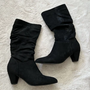 Boots - Fake mocka boots, andvända två gånger. I nyskick men inte min stil därav att jag säljer. Tvättade därför dem är lite skumma i färgen på bilden.